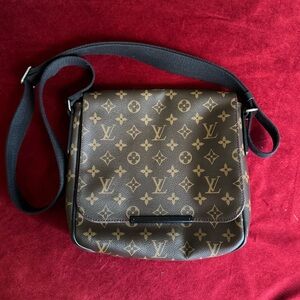 💯Guaranteed Authentic Louis Vuitton Monogram Messenger Bag 🥀Firm Price🥀